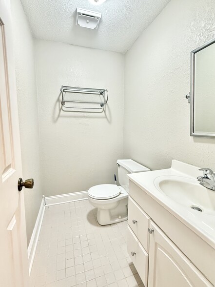 Building Photo - 2317 Independence Ct