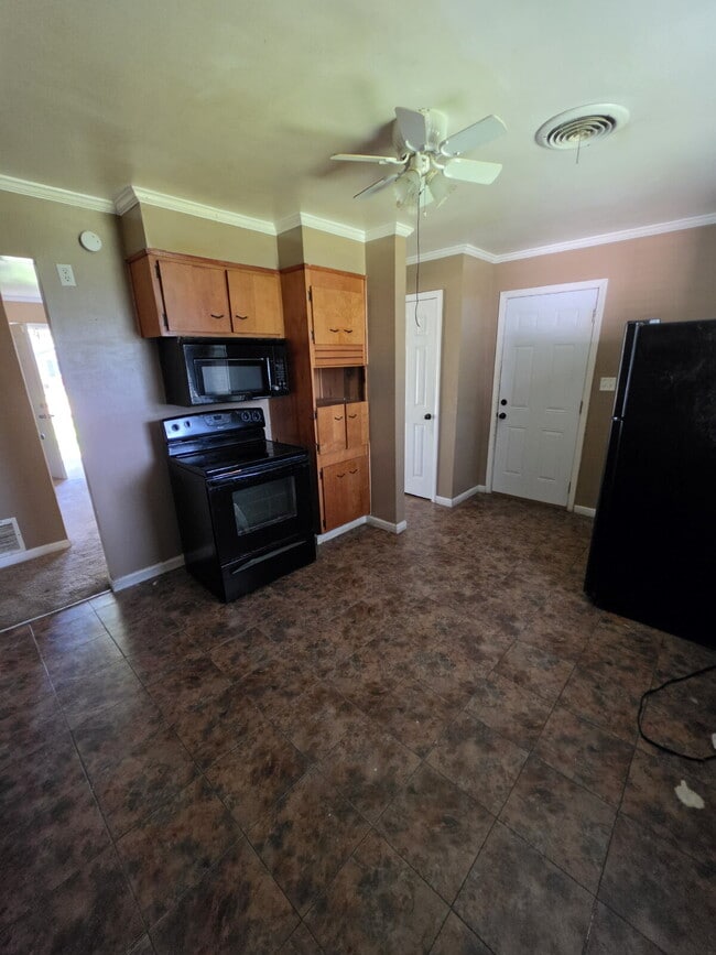 Building Photo - 3-Bedroom Retreat in Blytheville – Cozy 884 Sq Ft Home on Mayfair Lane! To schedule a self-guided...
