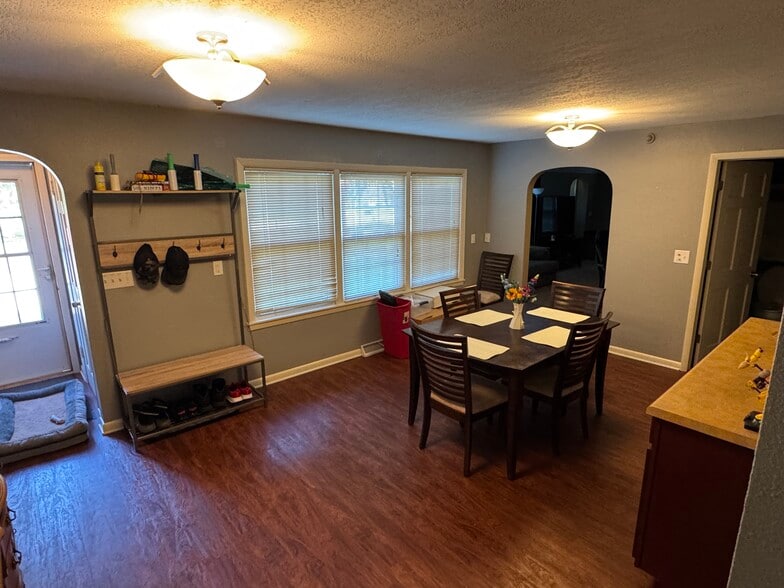Large dining room - 1542 3rd Ave