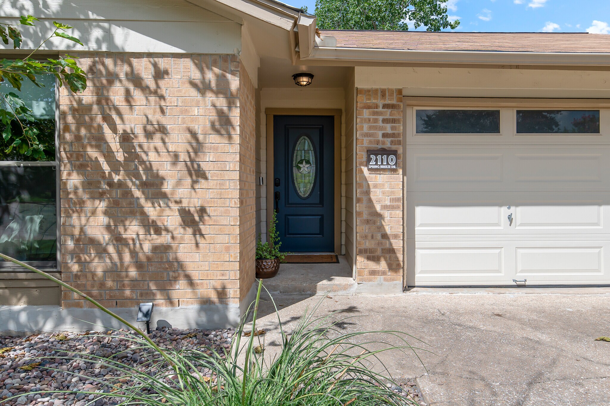 Building Photo - 2110 Spring Breeze Dr