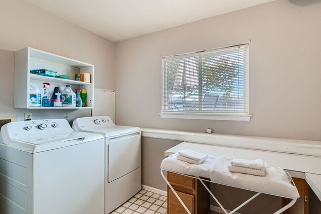 Building Photo - Stunning 4 BDR Fully Furnished Home in Broomfield