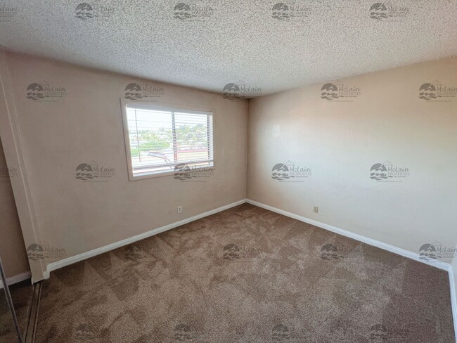 Building Photo - 3 Bed/2 Bath Two Story Townhome in Gated C...