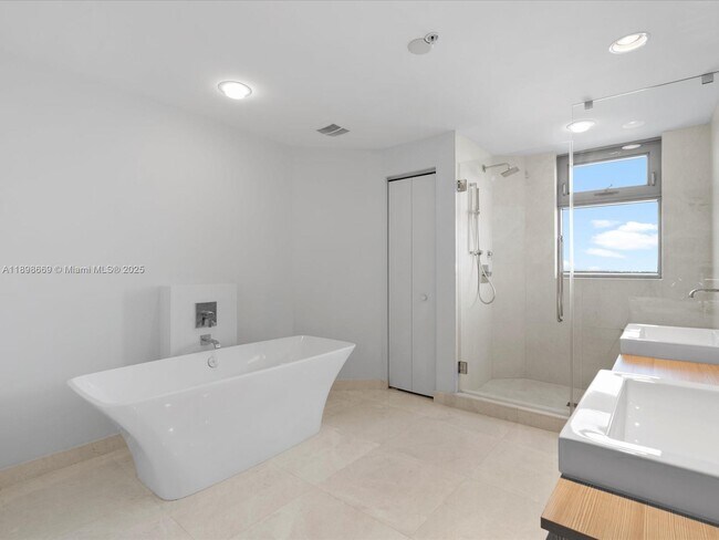 Building Photo - 17301 Biscayne Blvd