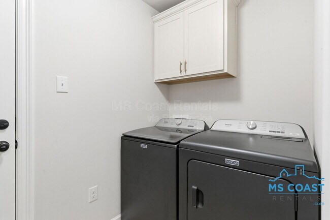 Building Photo - 14320 Southern Maple Ave