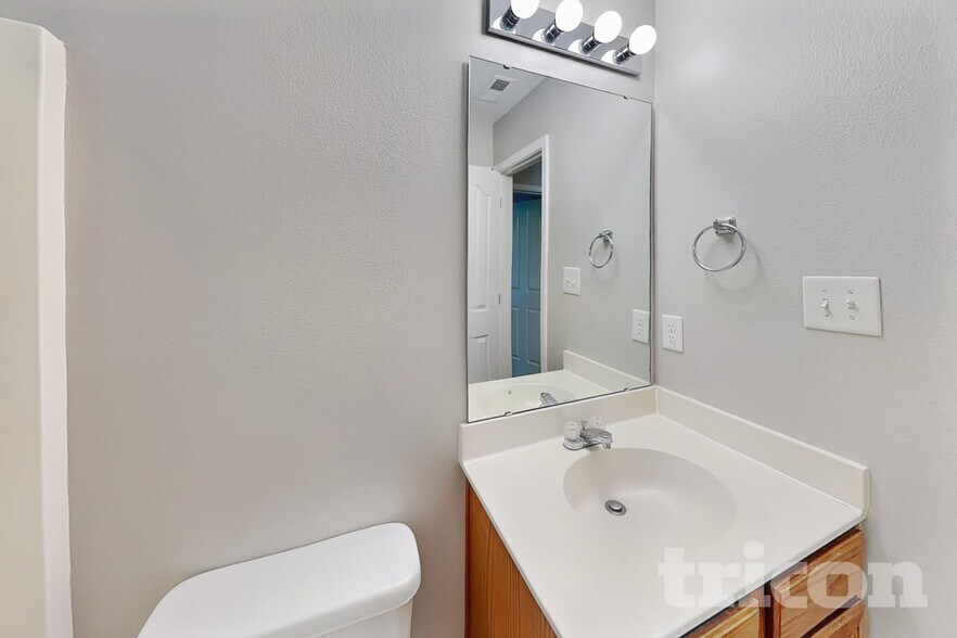 Building Photo - 2856 Oasis Ln