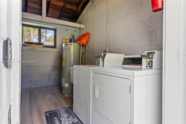 Building Photo - 715 NE 6th St