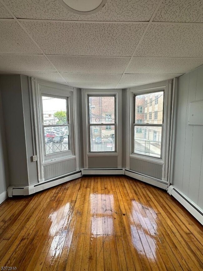 Building Photo - 56 Vanderpool St