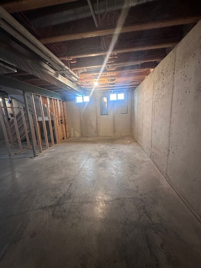 Building Photo - Bannon Crossings 3 bed, 2.5 half bath house with basement