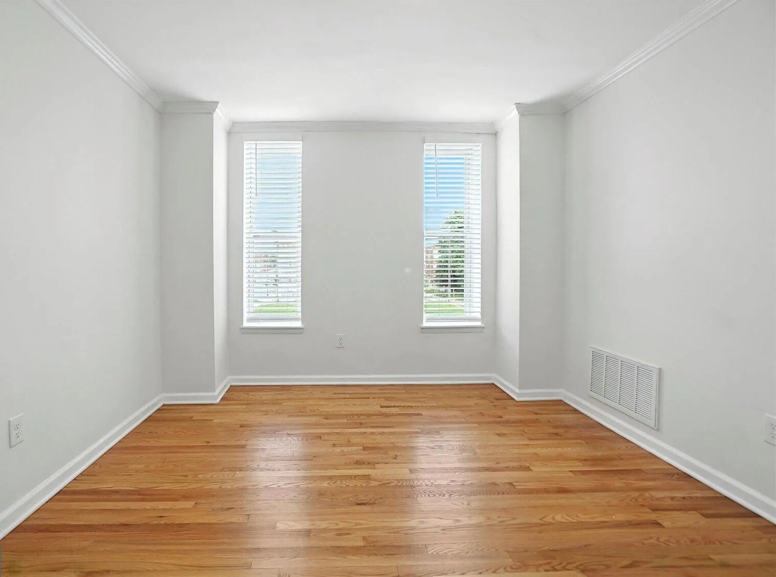 Dining Room - 800 E North Ave