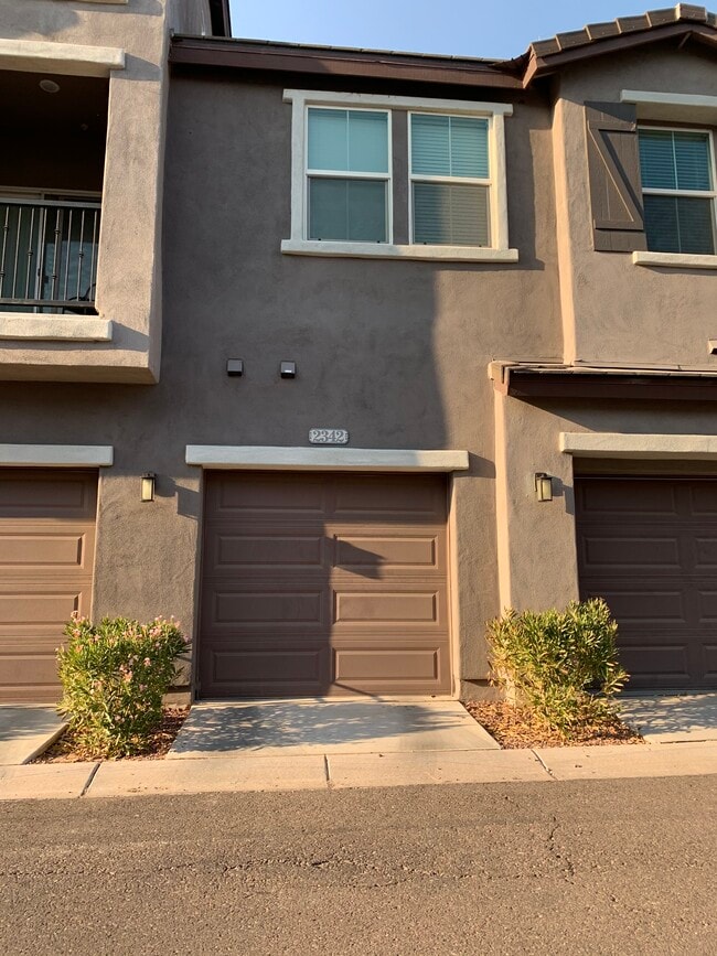 Building Photo - 2342 E Hidalgo Ave