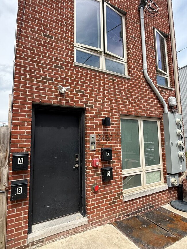 Building Photo - 2437 W Thompson St