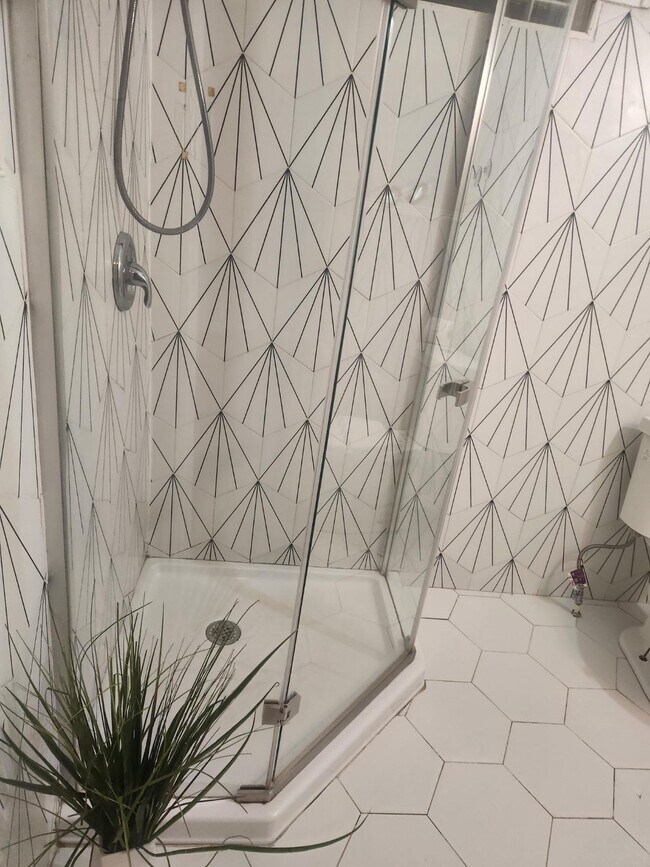 1br bathroom - 1717 Cambridge Ave