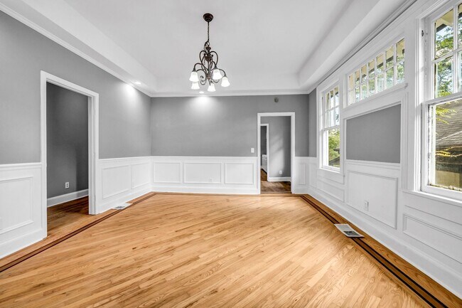 Building Photo - SPACIOUS 6 BEDS | 3 BATHS - IN THE HEART O...
