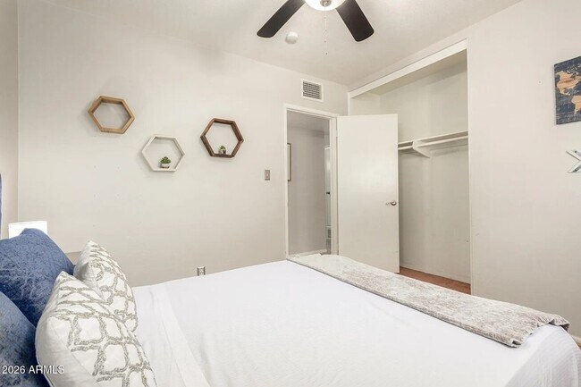 Building Photo - 1412 W 7th Pl