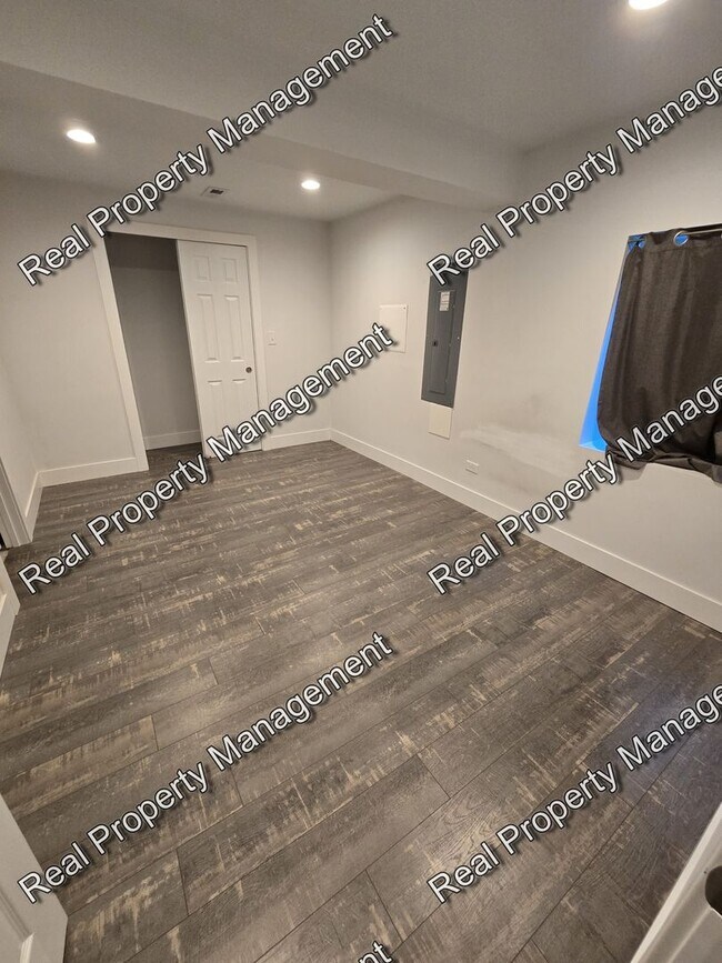 Building Photo - Four Bedroom Crown Point Beauty