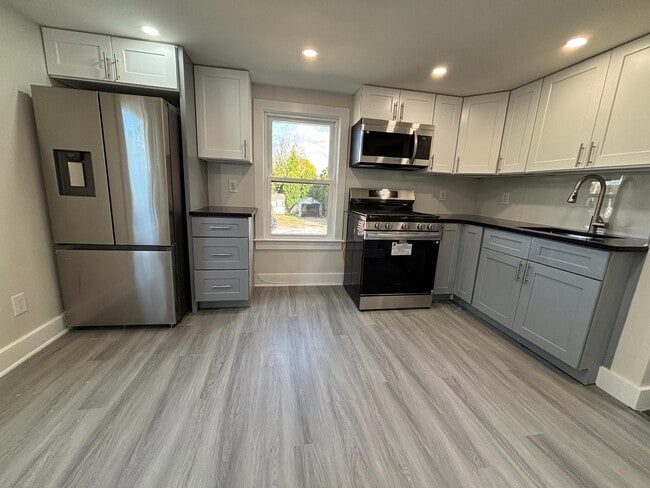 Building Photo - 2 Scofield Pl