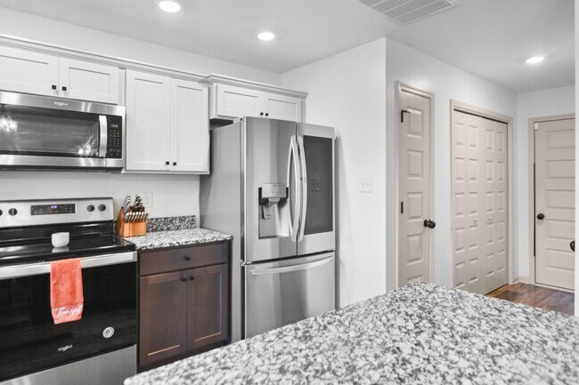Building Photo - Pet Friendly Three Bedroom!