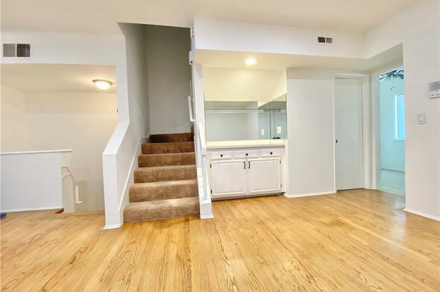 Building Photo - 21931 Burbank Blvd