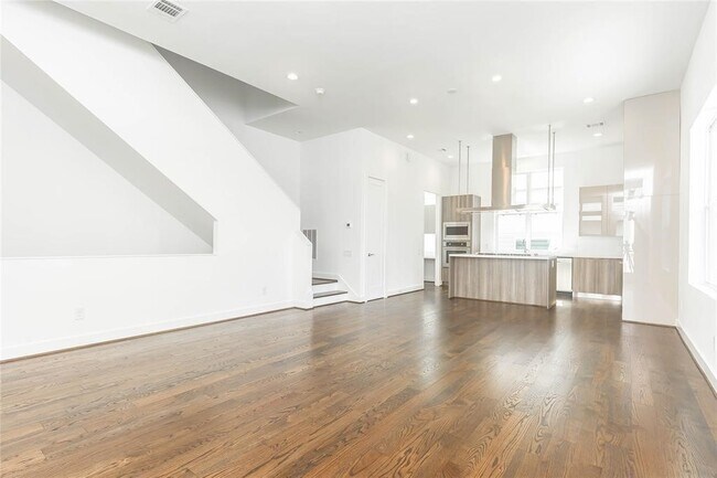 Building Photo - 5868 E Post Oak Ln