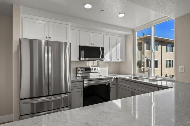 Building Photo - Stunning Remodeled Condo with Views in Banker's Hill