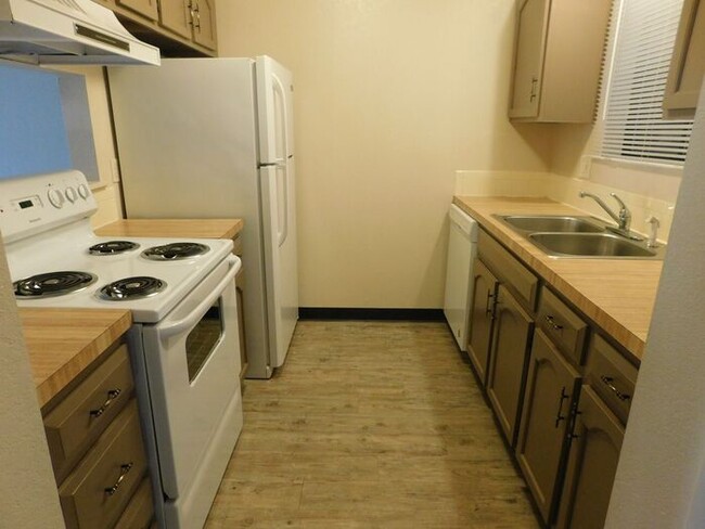 Building Photo - 2 Bed 1 Bath Condo Close to CMU!