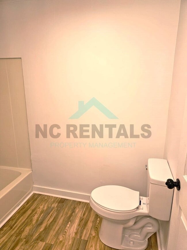 Building Photo - 427 Matthews St