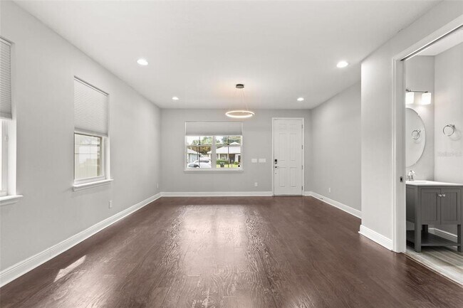 Building Photo - 2813 Roseglen Way