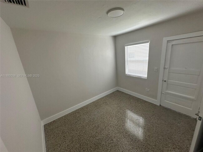 Building Photo - 211 SW 18th Ave