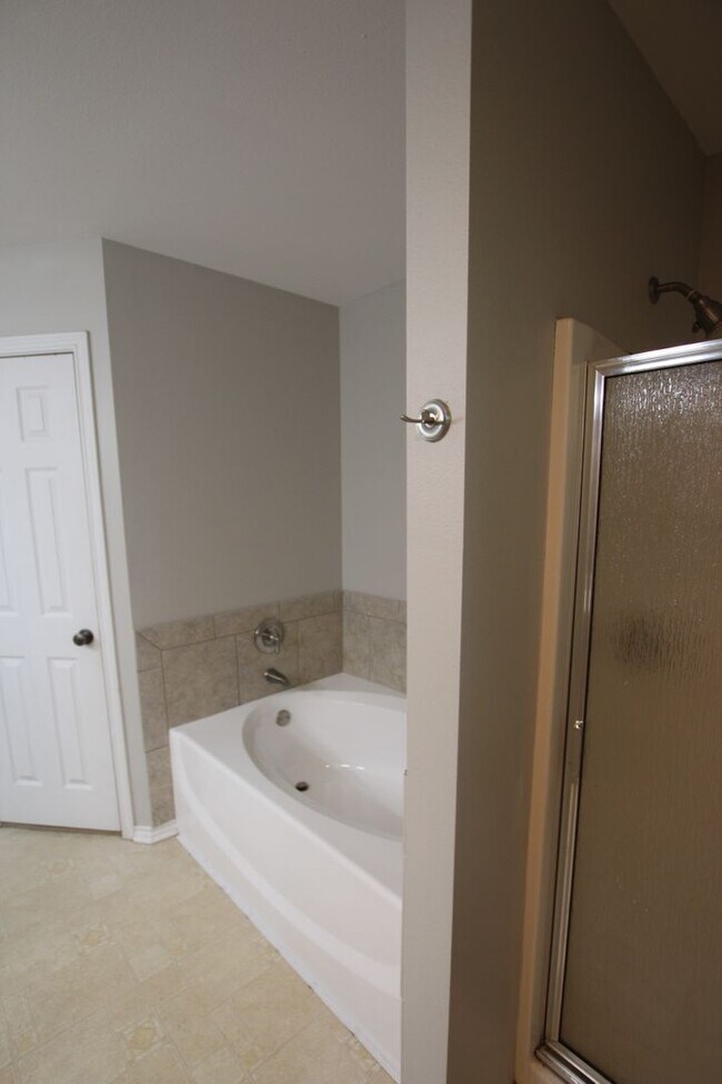 Building Photo - Stunning 4 Bedroom in Tyler! Available in ...