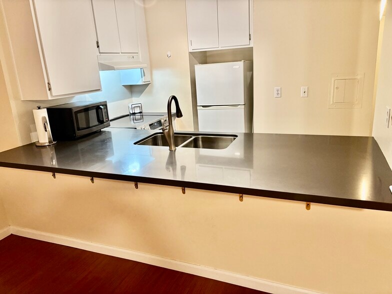 kitchen, large counter - 4600 Lamont St