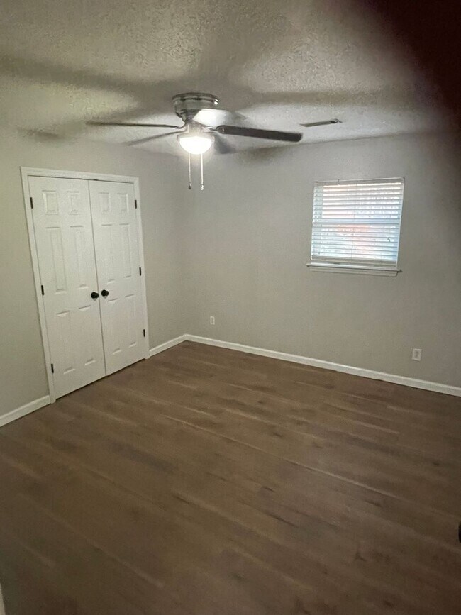 Building Photo - Price Improvement! Great 1 bedroom 1 bath located in a great area of NW Cleveland! Leasing Specia...