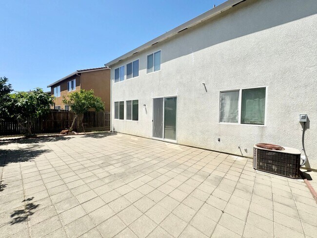 Building Photo - Lovely 2 Story Home In East Woodland In Great Location