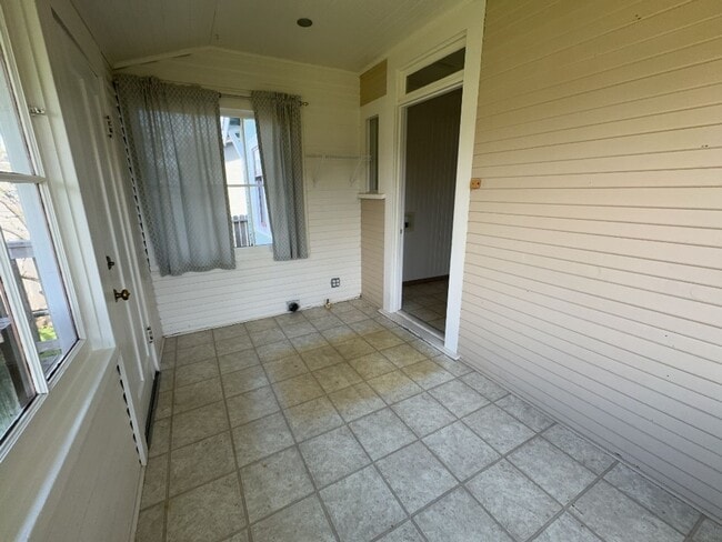 Building Photo - Spacious 3 Bed 1 Bath home located in Eureka