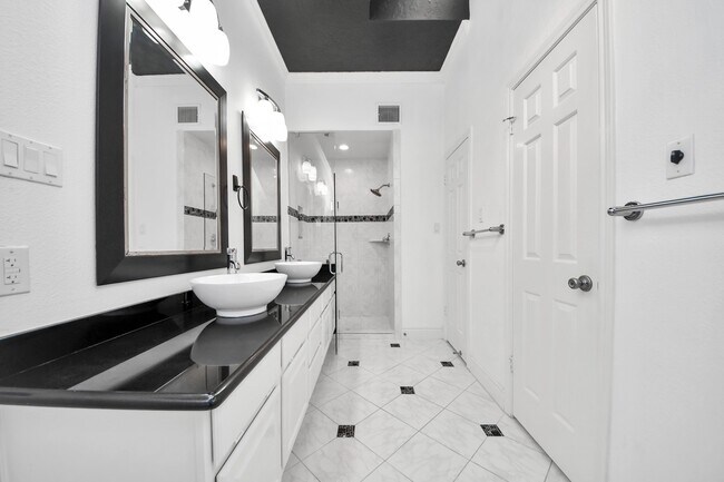 Building Photo - 15818 Sweetwater Creek Dr
