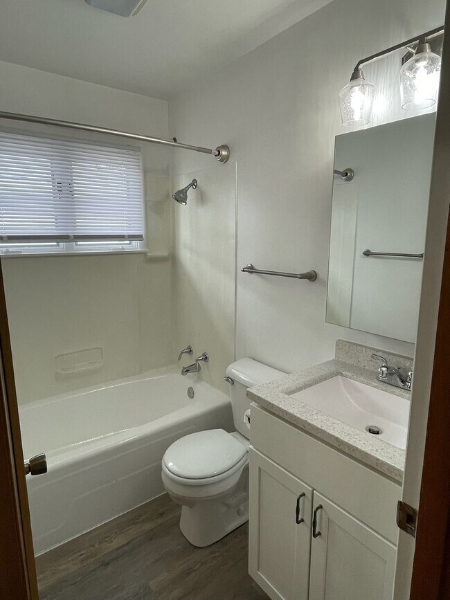 Building Photo - 1006-1006 N Sumac Dr