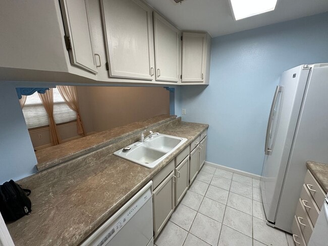 Building Photo - End Unit Townhouse for Rent