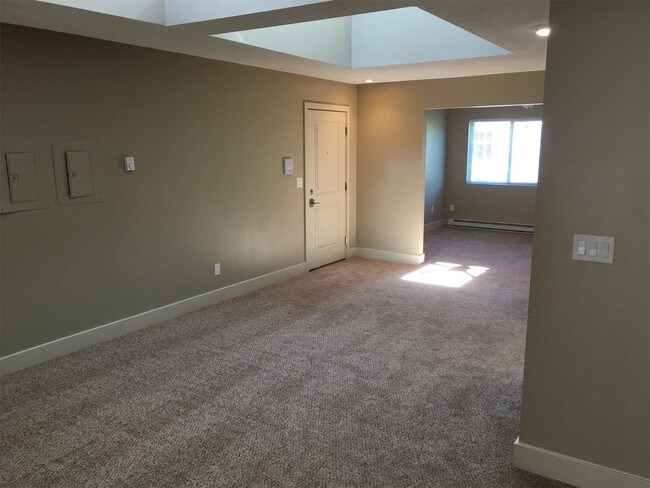 Building Photo - 5301 W Alexis Rd