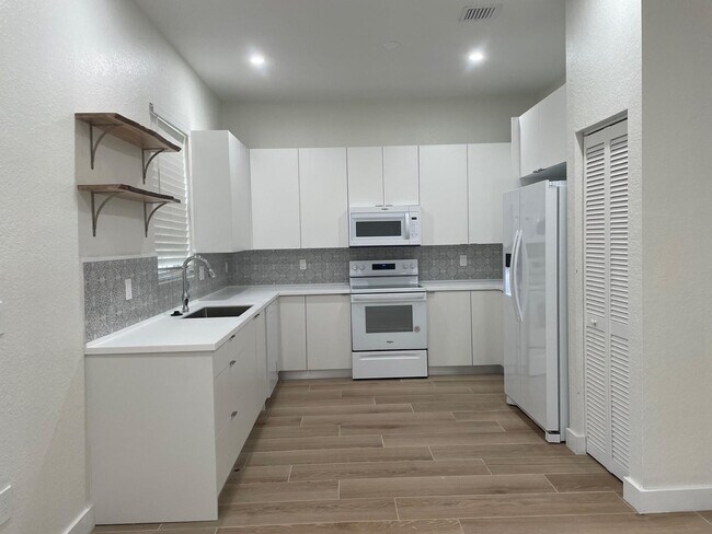 Building Photo - 12472 SW 44th Ct