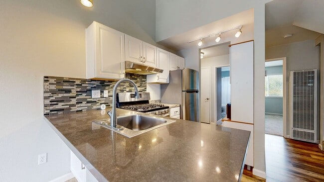 Building Photo - Serene 2 Bedroom 2 Bath Townhome in Windsor, CA with Carport Included!