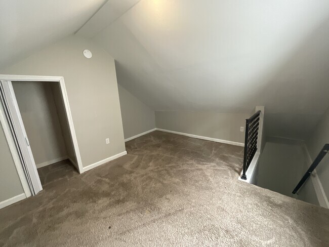 Building Photo - 224 E Mulberry Ave