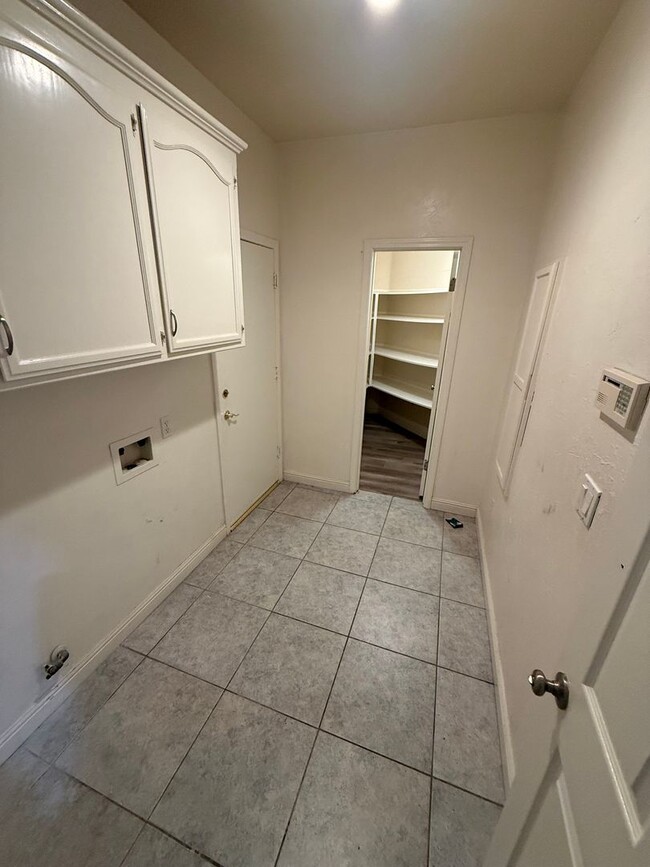 Building Photo - Elegant 3-Bedroom Home in Seven Oaks