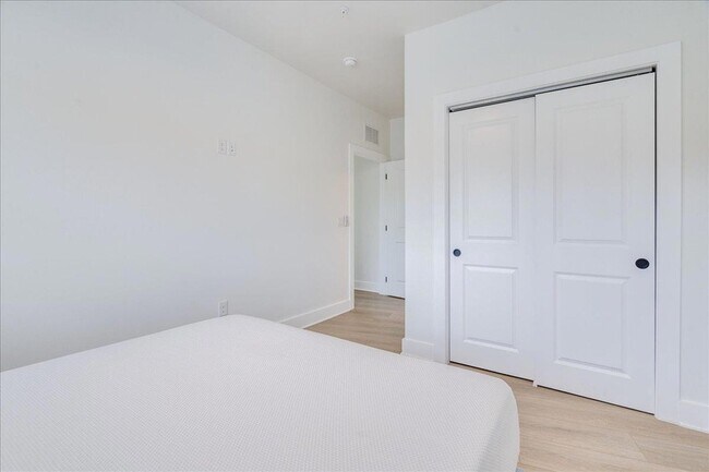 Building Photo - 3000 Duval St