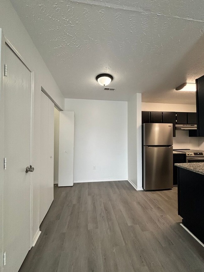 Building Photo - Remodeled 2 bedroom 2 full bathroom availa...