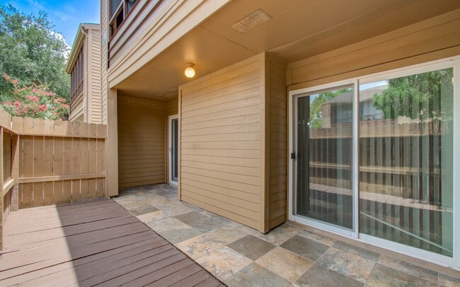 Building Photo - 10555 Turtlewood Ct