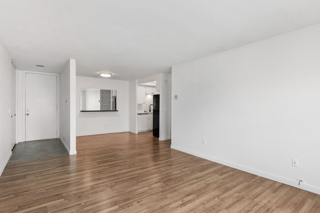 Building Photo - Beautiful & Spacious 1BD/1BA Condo - Walk ...