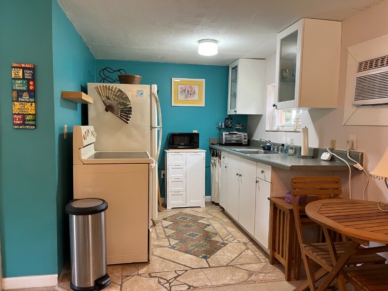 Building Photo - 501 SW Riveredge Dr