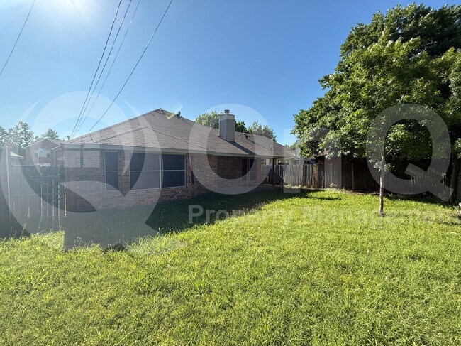 Building Photo - 733 Rockett Ln