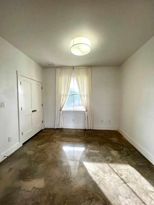 Building Photo - 3/2 For Lease in The Summit.