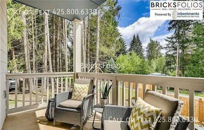 Building Photo - Don’t Miss This! Stunning Corner-Unit Lynnwood Townhome with Guest Suite