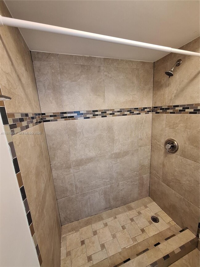 Building Photo - 2011 Bay Dr